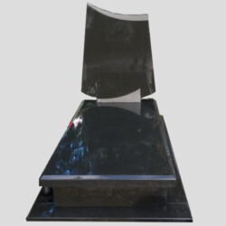 zdjęcie nagrobka z czarnego granitu.